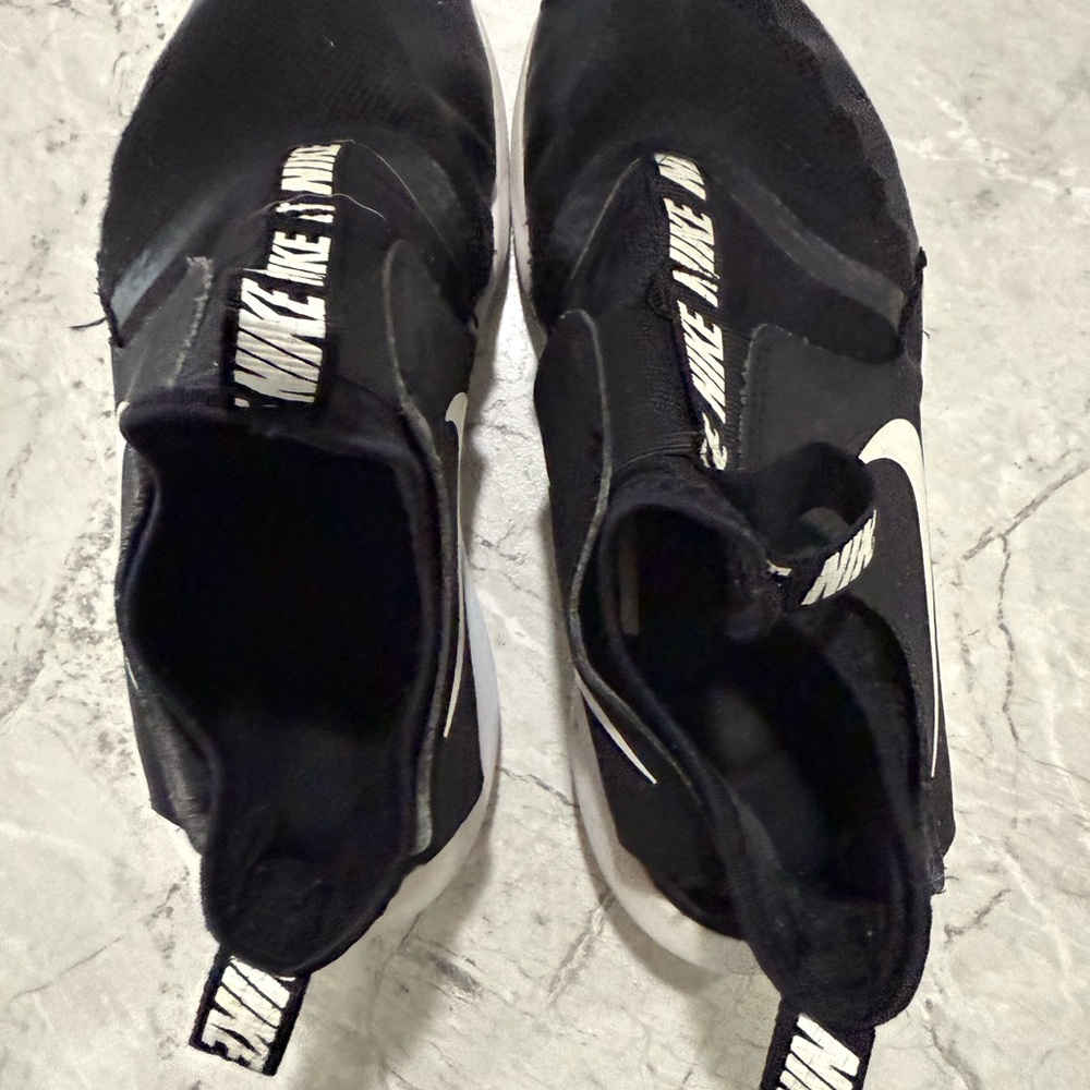 Nike boys 3.5 Black and White Flexrunner Shoes